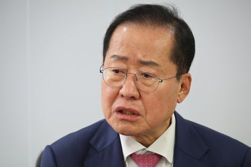 연합뉴스 취재진과 인터뷰하는 홍준표 전 대구시장(서울=연합뉴스) 박동주 기자 = 대선 출마를 선언한 홍준표 전 대구시장이 14일 서울 여의도 대하빌딩에서 연합뉴스 취재진과 인터뷰하고 있다. 2025.4.15