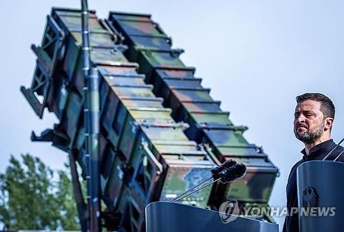 독일 패트리엇 포대 앞에서 발언중인 젤렌스키 대통령[AFP=연합뉴스 자료사진. 재판매 및 DB 금지]