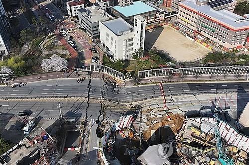 처참한 사고 현장(광명=연합뉴스) 홍기원 기자 = 지난 11일 경기도 광명시 일직동 신안산선 공사 현장에서 붕괴 사고가 발생했다. 경기 광명경찰서 등에 따르면 이날 오후 3시 17분께 광명 양지사거리 부근 신안산선 제5-2공구 현장에서 붕괴 사고가 발생했다. 사진은 사고 현장 모습. 2025.4.11 [연합뉴스 사진. 재판매 및 DB 금지]