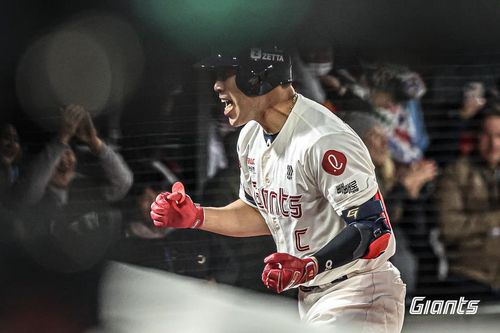 홈런 친 전준우롯데 자이언츠 전준우가 15일 부산 사직구장에서 열린 2025 프로야구 키움 히어로즈와 홈 경기 5-6으로 뒤진 8회말 공격에서 역전 투런 홈런을 친 뒤 환호하고 있다. [롯데 자이언츠 제공. 재배포 및 DB 금지]