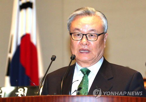 자유한국당 비대위원장 시절의 인명진(서울=연합뉴스) 2017년 3월 30일 자유한국당 인명진 당시 비상대책위원장이 30일 사임을 하루 앞두고 국회에서 열린 의원총회에서 의원들에게 인사하고 있다. [연합뉴스 자료사진]