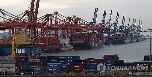 부산신항 줄 이은 컨테이너 운반선(부산=연합뉴스) 강선배 기자 = 14일 오후 부산 강서구 부산항 신항 부두에서 선적 및 하역작업이 이뤄지고 있다. 2024.10.14 sbkang@yna.co.kr