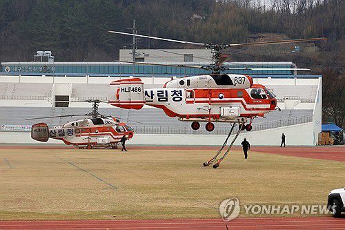 착륙하는 산불 진화 헬기(영덕=연합뉴스) 손대성 기자 = 28일 경북 영덕군민운동장에서 산불 진화 헬기가 착륙하고 있다. 2025.3.28 sds123@yna.co.kr