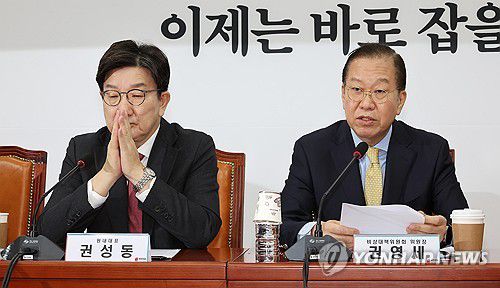 비대위원 회의에서 발언하는 권영세 비대위원장(서울=연합뉴스) 김주형 기자 = 국민의힘 권영세 비상대책위원장이 14일 국회에서 열린 비상대책위원회 회의에서 발언하고 있다. 왼쪽은 권성동 원내대표. 2025.4.14 kjhpress@yna.co.kr