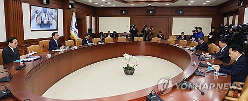 회의 주재하는 최상목 부총리(서울=연합뉴스) 최재구 기자 = 최상목 부총리 겸 기획재정부 장관이 15일 서울 종로구 정부서울청사에서 열린 경제관계장관회의 겸 산업경쟁력강화 관계장관회의에서 발언하고 있다. 2025.4.15 jjaeck9@yna.co.kr