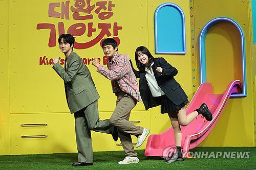 '대환장 기안장' 운영진들(서울=연합뉴스) 강민지 기자 = 15일 서울 종로구 JW메리어트동대문스퀘어서울에서 열린 넷플릭스 예능 '대환장 기안장'제작발표회에서 출연진들이 포즈를 취하고 있다. 왼쪽부터 진, 기안84, 지예은. 2025.4.15 mjkang@yna.co.kr