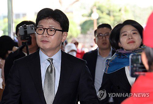 소통관 향하는 한동훈 전 대표(서울=연합뉴스) 박동주 기자 = 국민의힘 대선 경선 주자인 한동훈 전 대표가 15일 서울 여의도 국회 소통관으로 향하고 있다. 2025.4.15 pdj6635@yna.co.kr