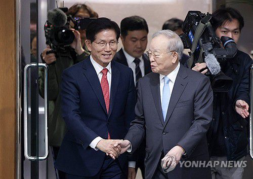 이동하는 김문수 전 장관-손경식 회장(서울=연합뉴스) 황광모 기자 = 대선 출마를 선언한 김문수 전 고용노동부 장관과 손경식 경총 회장이 15일 서울 마포구 한국경영자총협회에서 접견 장소로 이동하고 있다. 2025.4.15 [공동취재] hkmpooh@yna.co.kr