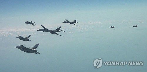 국방부, 한미 연합공중훈련 시행(서울=연합뉴스) 국방부는 15일 미국 B-1B 전략폭격기가 전개한 가운데 한미 연합공중훈련을 실시했다고 밝혔다. 우리 공군의 F-35A, F-16 전투기와 미국의 F-16 전투기 등이 한미 연합공중훈련에 참여하고 있다. 2025.4.15 [국방부 제공. 재판매 및 DB 금지] photo@yna.co.kr