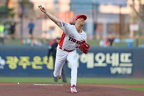 제임스 네일 역투(서울=연합뉴스) 15일 광주기아챔피언스필드에서 열린 2025 프로야구 ki wiz와 KIA 타이거즈의 경기. KIA 선발투수 제임스 네일이 역투하고 있다.     네일은 이날 경기에서 6이닝 동안 5피안타 1볼넷 6탈삼진을 기록하며 무실점했다. 2025.4.15 [KIA 타이거즈 제공. 재판매 및 DB 금지] photo@yna.co.kr