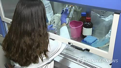 연구실에서 실험 중인 학생[연합뉴스TV 제공.]