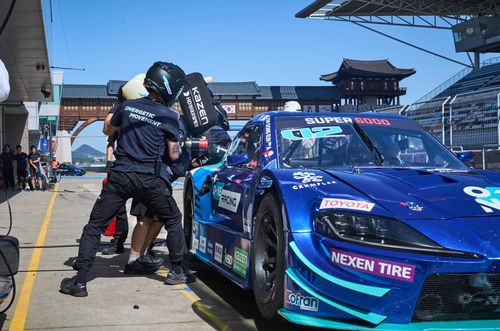 피트 스톱에서 연료를 보충하는 스톡카[슈퍼레이스 제공. 재판매 및 DB 금지]