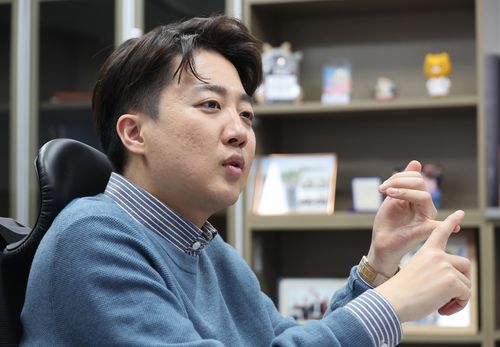 연합뉴스와 인터뷰하는 이준석 의원    (서울=연합뉴스) 박동주 기자 = 개혁신당 대선 후보인 이준석 의원이 15일 서울 여의도 국회 의원회관에서 연합뉴스 취재진과 인터뷰하고 있다. 2025.4.16     pdj6635@yna.co.kr