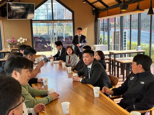 국가대표지도자들과 차담회를 하는 유승민 체육회장(오른쪽에서 2번째)[국가대표지도자협회 제공. 재판매 및 DB 금지]