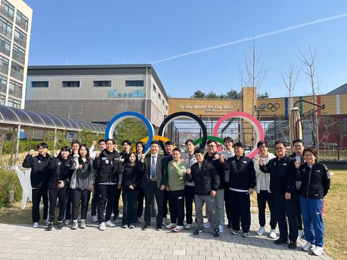 국가대표지도자들과 파이팅 외치는 유승민 체육회장(중앙)[국가대표지도자협회의 제공. 재판매 및 DB 금지]