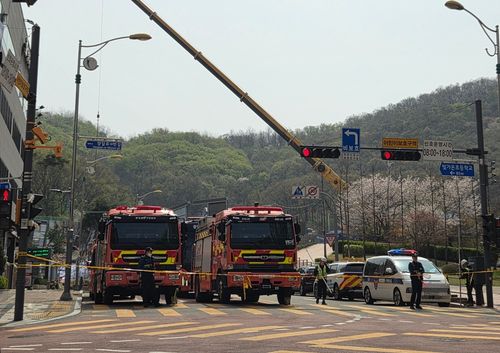 16일 붕괴사고 현장 인근에 설치된 출입 통제선[촬영 김솔]