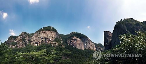 rp. 주왕산 연화봉과 병풍바위주왕산 연화봉과 병풍바위     (청송=연합뉴스) 임귀주 기자 = 이색적인 풍광을 선사하는 주왕산 연화봉과 병풍바위. 오른쪽 끝에 있는 바위는 급수대이다. 2016.8.11