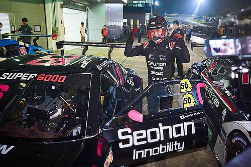 우승을 기뻐하는 장현진[슈퍼레이스 제공. 재판매 및 DB 금지]