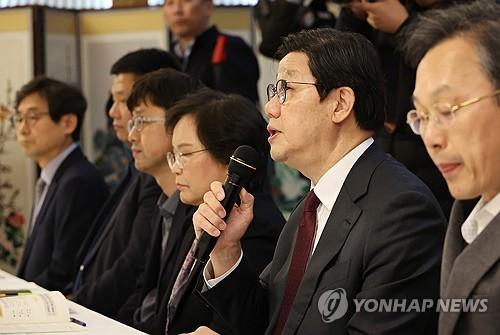 제8차 의료개혁특별위원회 개최(서울=연합뉴스) 최재구 기자 = 노연홍 의료개혁특별위원회 위원장이 19일 서울 종로구 정부서울청사 광화문홀에서 열린 제8차 의료개혁특별위원회에서 발언하고 있다. 2025.3.19 jjaeck9@yna.co.kr