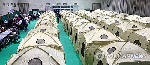 산불 이재민 대피소(하동=연합뉴스) 김동민 기자 = 7일 오후 경남 하동군 옥종면 옥천관에 마련된 하동 산불 이재민 대피소에서 이재민, 공무원, 자원봉사자 등이 모여 있다.     행정 당국은 옥천관 대피소 텐트를 이날 오후 7시 53분부터 배정했다. 2025.4.7 image@yna.co.kr