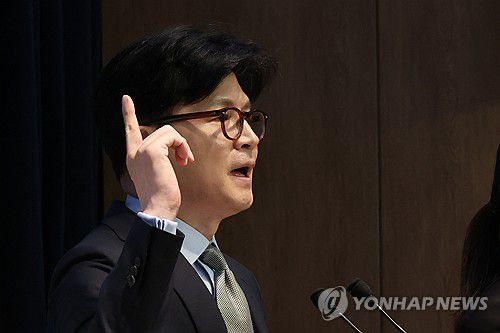 정책비전 발표하는 한동훈 전 대표(서울=연합뉴스) 김주성 기자 = 국민의힘 대선 경선 주자인 한동훈 전 대표가 15일 서울 여의도 국회 소통관에서 정책비전을 발표하고 있다. 2025.4.15 utzza@yna.co.kr
