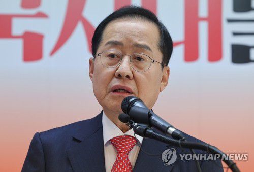 홍준표 전 시장, 선진대국시대 비전발표회(서울=연합뉴스) 류영석 기자 = 대선 출마를 선언한 홍준표 전 대구시장이 15일 서울 여의도 대하빌딩 선거사무소에서 열린 선진대국시대 비전발표회에서 발언하고 있다. 2025.4.15 ondol@yna.co.kr