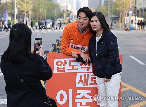 기념촬영하는 이준석(서울=연합뉴스) 서명곤 기자 = 개혁신당 대선 후보인 이준석 의원이 16일 서울 금천구 가산디지털역 앞에서 출근길 시민들과 기념촬영을 하고 있다. 2025.4.16 seephoto@yna.co.kr