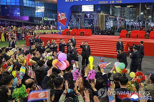 북한 평양 '뉴타운' 화성지구 3단계 준공…김정은 참석(평양 조선중앙통신=연합뉴스) 김정은 북한 국무위원장이 김일성 주석의 생일인 15일 평양 시내 '뉴타운' 지구 중 하나인 화성지구 3단계 준공식에 직접 참석하며 인민 생활 챙기기 행보를 보였다. 조선중앙통신은 16일 화성지구 3단계 1만세대 살림집 준공식이 전날 성대히 진행됐다고 전했다. 김 위원장은 준공식 테이프를 직접 끊은 뒤 새 살림집에서 살게 될 근로자와 노인, 평양시 살림집 건설에 참여하는 군대와 사회의 노력 혁신자를 만나 격려했다. 2025.4.16      [국내에서만 사용가능. 재배포 금지. For Use Only in the Republic of Korea. No Redistribution] nkphoto@yna.co.kr