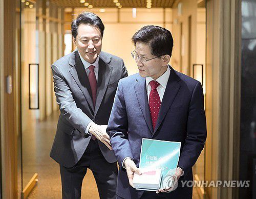 김문수 전 장관-오세훈 서울시장 회동(서울=연합뉴스) 류영석 기자 = 오세훈 서울시장과 회동을 마친 김문수 전 고용노동부 장관이 16일 서울시청에서 오 시장의 배웅을 받으며 시장실을 나서고 있다. 2025.4.16 ondol@yna.co.kr