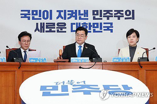 민주당 최고위(서울=연합뉴스) 김주성 기자 = 더불어민주당 박찬대 당대표 직무대행 겸 원내대표가 16일 서울 여의도 국회에서 열린 최고위원회의에서 의사봉을 두드리고 있다. 2025.4.16 utzza@yna.co.kr