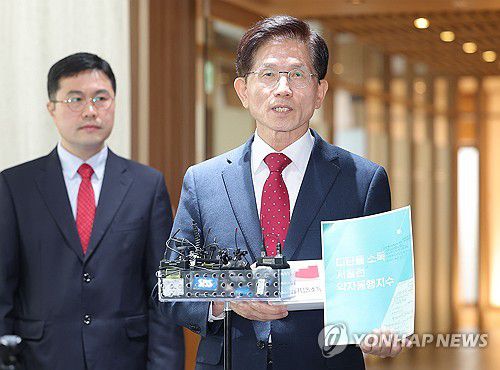 오세훈 시장과 회동 마친 김문수 전 장관(서울=연합뉴스) 류영석 기자 = 오세훈 서울시장과 회동을 마친 김문수 전 고용노동부 장관이 16일 서울시청에서 취재진 질문에 답하고 있다. 2025.4.16 ondol@yna.co.kr