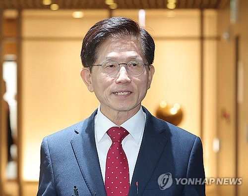 오세훈 시장과 회동 마친 김문수 전 장관(서울=연합뉴스) 류영석 기자 = 오세훈 서울시장과 회동을 마친 김문수 전 고용노동부 장관이 16일 서울시청에서 취재진 질문에 답하고 있다. 2025.4.16 ondol@yna.co.kr