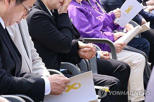 손을 잡고 나누는 그리움(대전=연합뉴스) 강수환 기자 = 16일 오전 국립대전현충원에서 세월호 참사 11주기 순직교사·소방관·의사자 기억식이 열리고 있다. 2025.4.16 swan@yna.co.kr