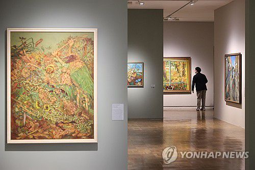 국립현대미술관 덕수궁관, 초현실주의와 한국근대미술(서울=연합뉴스) 류효림 기자 = 16일 서울 중구 정동 국립현대미술관 덕수궁관에서 열린 초현실주의와 한국근대미술 전시 기자간담회에서 참석자가 전시 작품을 살펴보고 있다. 2025.4.16 ryousanta@yna.co.kr
