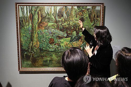 한국근대미술 속 초현실주의 작품들(서울=연합뉴스) 류효림 기자 = 16일 서울 중구 정동 국립현대미술관 덕수궁관에서 열린 초현실주의와 한국근대미술 전시 기자간담회에서 참석자들이 전시 작품을 살펴보고 있다. 2025.4.16 ryousanta@yna.co.kr