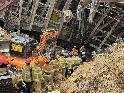이어지는 실종자 수색 작업(광명=연합뉴스) 붕괴 사고가 발생한 경기 광명시 신안산선 지하터널 공사 현장에서 16일 구조대원들이 실종자 1명에 대한 수색 작업을 진행하고 있다. 지난 11일 경기 광명시 신안산선 복선전철 제5-2공구 지하터널 공사 현장과 상부 도로가 함께 붕괴하는 사고가 났다. 2025.4.16 [경기도소방재난본부 제공. 재판매 및 DB 금지] sol@yna.co.kr