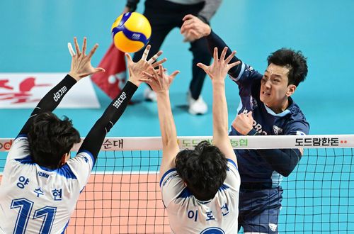 우리카드에서 뛴 송명근(오른쪽)이 공격하는 장면[한국배구연맹 제공. 재판매 및 DB 금지]