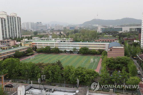 나무가 무성한 한 초등학교[연합뉴스 자료사진]