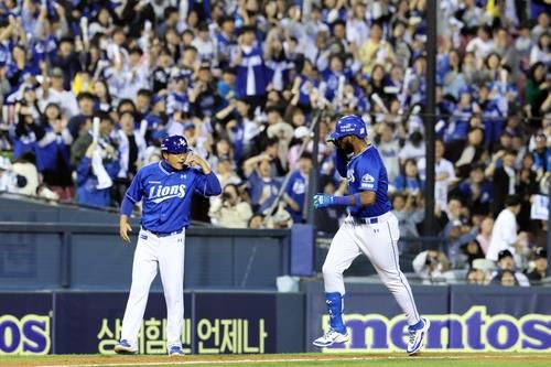 17일 경기에서 홈런을 치고 베이스를 도는 삼성 디아즈(오른쪽)[삼성 라이온즈 제공. 재판매 및 DB 금지]