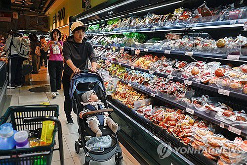 중국 베이징의 한 슈퍼마켓에서 장을 보는 시민들 [AFP=연합뉴스 자료사진]