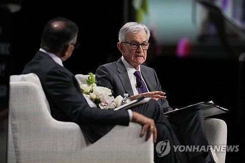 파월 미국 연준 의장(시카고 AP=연합뉴스) 제롬 파월 미국 연방준비제도(Fed·연준) 의장이 16일(현지시간) 미국 일리노이주의 시카고 이코노믹클럽에서 경제 전망에 대해 발언하고 있다. 2025.4.16