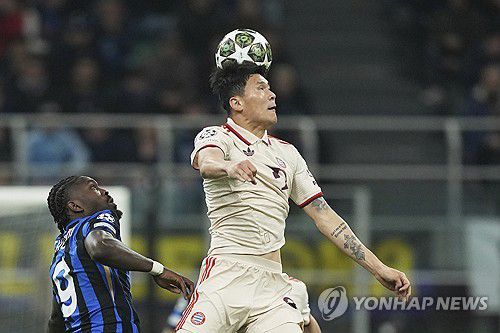 공중볼 걷어내려는 는 김민재(오른쪽).[AP=연합뉴스]