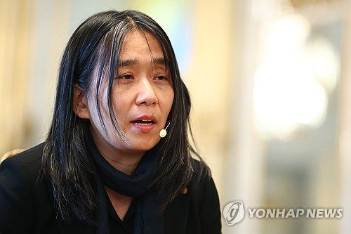한강 작가한강 작가가 작년 12월 6일 스웨덴 스톡홀름 노벨상박물관에서 기자회견을 하는 모습. [연합뉴스 자료사진]