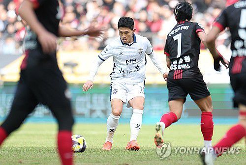 돌파 시도하는 이동경(서울=연합뉴스) 김성민 기자 = 3일 서울 마포구 서울월드컵경기장에서 열린 하나은행 K리그1 2025 FC서울과 김천 상무의 경기. 김천 이동경이 돌파를 시도하고 있다. 2025.3.3 ksm7976@yna.co.kr