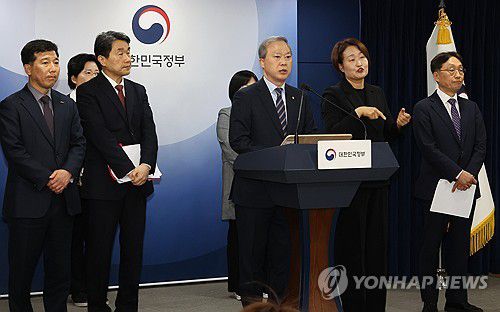 의대교육 정상화 브리핑장에 선 양오봉 전북대 총장(서울=연합뉴스) 최재구 기자 = 이주호 부총리 겸 교육부 장관이 참석한 가운데 7일 서울 종로구 정부서울청사에서 열린 학생 복귀 및 의대교육 정상화 브리핑에서 의과대학 선진화를 위한 총장협의회 회장단 양오봉 전북대 총장이 발언하고 있다. 2025.3.7 jjaeck9@yna.co.kr