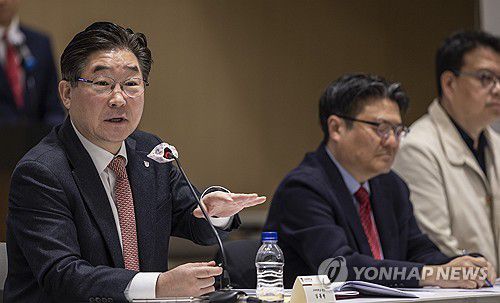 수업거부 의대생 유급 문제 말하는 김동원 고려대 총장(서울=연합뉴스) 황광모 기자 = 김동원 고려대학교 총장이 14일 서울 성북구 안암동 고려대 SK미래관 최종현 홀에서 열린 개교 120주년 및 취임 2주년 총장 초청 기자간담회에서 의정갈등 관련 수업거부 의대생 유급에 대한 학교의 입장을 설명하고 있다. 2025.4.14 hkmpooh@yna.co.kr