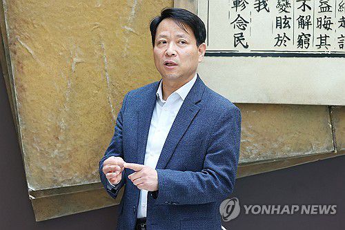 인터뷰하는 김충배 허준박물관장(서울=연합뉴스) 진연수 기자 = 김충배 허준박물관장이 서울 강서구 허준박물관에서 연합뉴스와 인터뷰를 하고 있다. 2025.4.17 jin90@yna.co.kr