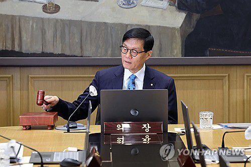 이창용 총재, 금융통화위원회 개회(서울=연합뉴스) 이창용 한국은행 총재가 17일 서울 중구 한국은행 본관에서 열린 금융통화위원회 본회의에서 의사봉을 두드리며 개회 선언을 하고 있다. 2025.4.17 [사진공동취재단] photo@yna.co.kr