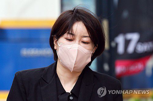 1심 선고 공판 출석하는 문다혜 씨(서울=연합뉴스) 신현우 기자 = 음주운전과 불법 숙박업 혐의로 기소된 문재인 전 대통령의 딸 다혜 씨가 17일 서울 마포구 서울서부지방법원에서 열린 1심 선고 공판에 출석하고 있다. 2025.4.17 nowwego@yna.co.kr