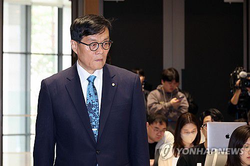 통화정책방향 기자간담회 참석하는 이창용 총재(서울=연합뉴스) 이창용 한국은행 총재가 17일 서울 중구 한국은행 본관에서 열린 금융통화위원회 본회의를 마친 후 통화정책방향 기자 간담회에 참석하고 있다. 2025.4.17 [사진공동취재단] photo@yna.co.kr